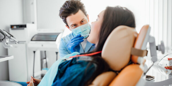 Czy piaskowanie zębów osłabia szkliwo?