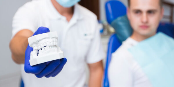 Protezy szkieletowe vs. protezy akrylowe