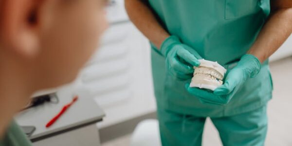 Jak przechowywać protezę zębową?