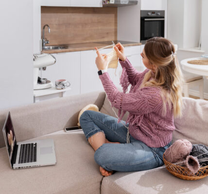 Jakie są zalety gotowych projektów kuchni z salonem?