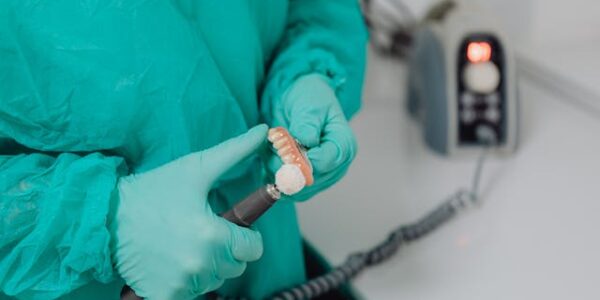 Proteza na implantach All-on-4 – ile wizyt potrzeba, aby zakończyć leczenie?