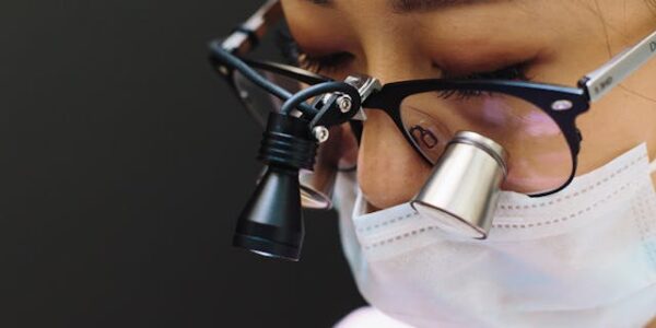 leczenie kanałowe pod mikroskopem