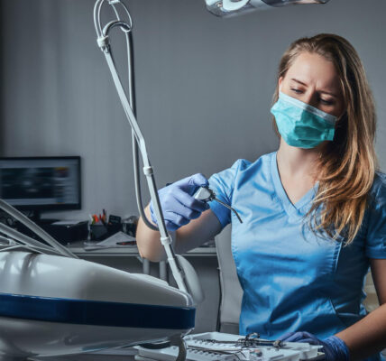 Usuwanie zatrzymanych zębów – jak długo goi się rana po zabiegu?