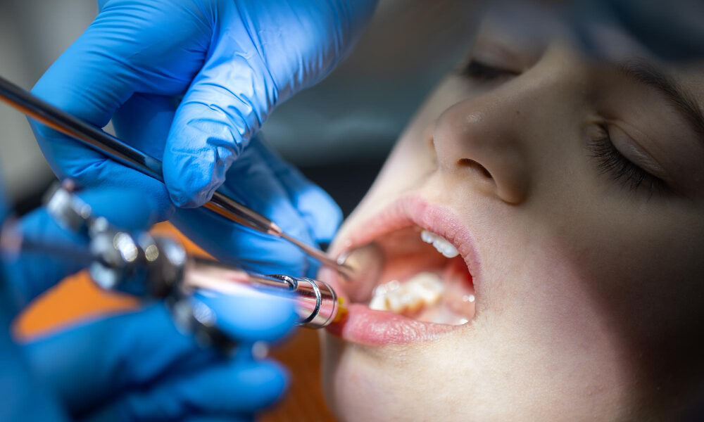 Jak wygląda kontrola po implantologii? - harmonogram wizyt i badań