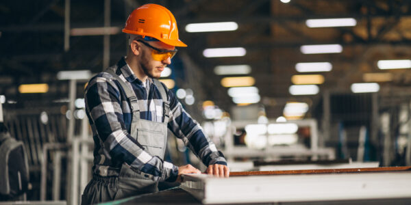 Jak dobrać odpowiednie tworzywa odporne na ścieranie do warunków pracy maszyn?