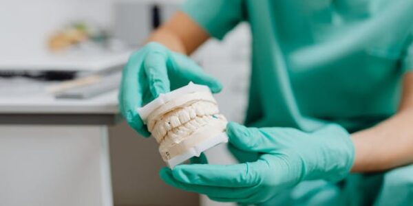 Czy ruchome protezy zębowe mogą powodować ból?