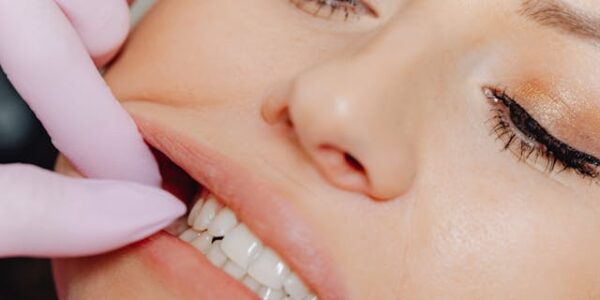 Próchnica zębów przy dziąśle