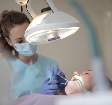 Czy piaskowanie zębów usuwa kamień nazębny?