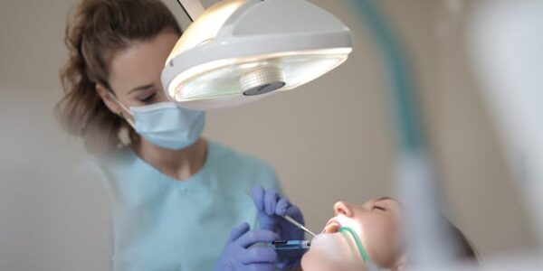 Czy piaskowanie zębów usuwa kamień nazębny?