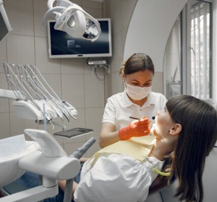 Implanty stomatologiczne – jak wygląda konsultacja przed zabiegiem?