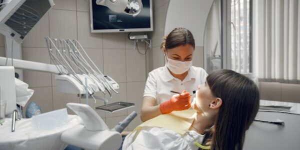 Implanty stomatologiczne – jak wygląda konsultacja przed zabiegiem?