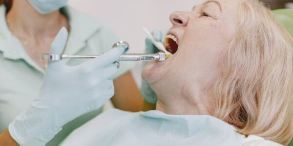 Czy wstrząs zęba zawsze wymaga wizyty u dentysty?