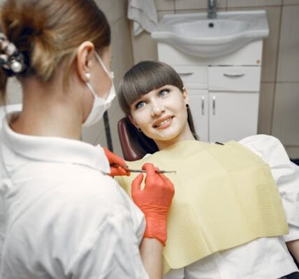 Jak przebiega dopasowanie protezy overdenture?