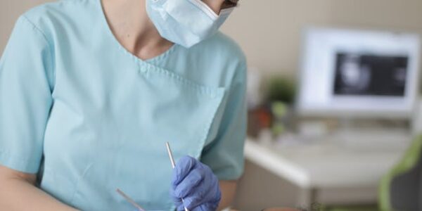 Chirurgiczne usunięcie ósemki zatrzymanej – na czym polega zabieg?