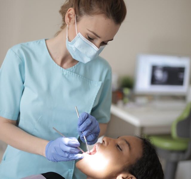 Chirurgiczne usunięcie ósemki zatrzymanej – na czym polega zabieg?