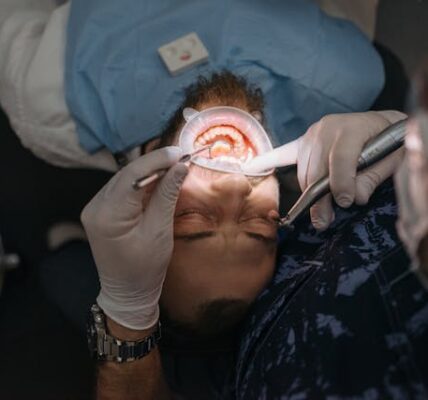 Lakowanie, a lakierowanie zębów - jakie są różnice?