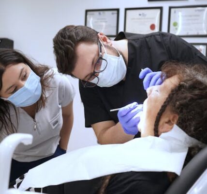 Czy implanty cyrkonowe są bardziej biokompatybilne niż tytanowe?