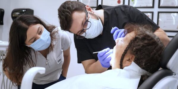 Czy implanty cyrkonowe są bardziej biokompatybilne niż tytanowe?