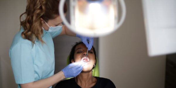 Czy przed przeglądem trzeba umyć zęby u dentysty?