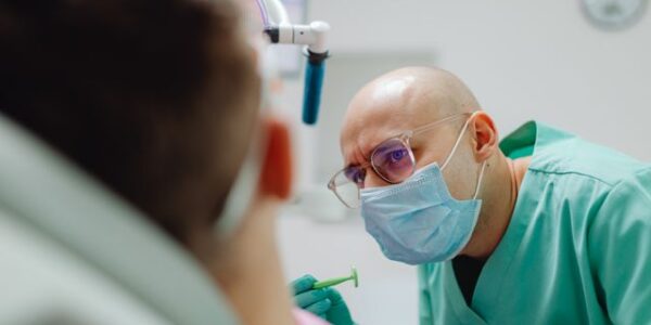 Czym różni się mały ubytek zębowy od głębokiej próchnicy wymagającej większego leczenia?