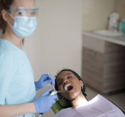 Kiedy warto umówić się do dentysty wcześniej niż na planowaną kontrolę?